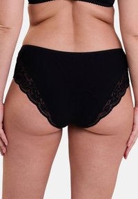 Culotte noire taille haute avec un devant lisse et des accents en dentelle transparente sur les côtés, ornée d'un bord festonné courbé.