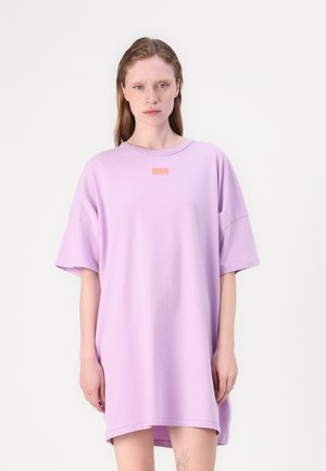 Oversized lila t-shirt kjole lavet af blød bomuld med rund halsudskæring og korte ærmer, der har et lille orange logo på forsiden.