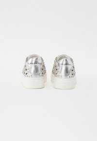 Metalliske sølv sneakers med juveler, med teksturert bakside og hvit gummisåle. Merkevisning synlig på hælen.