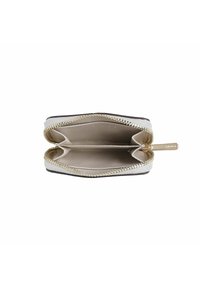 Lynlås tegnebog i lyst sølvfarvet tekstureret materiale med beige indre. Har to rum og hardware i guldfarve til lynlåsen.