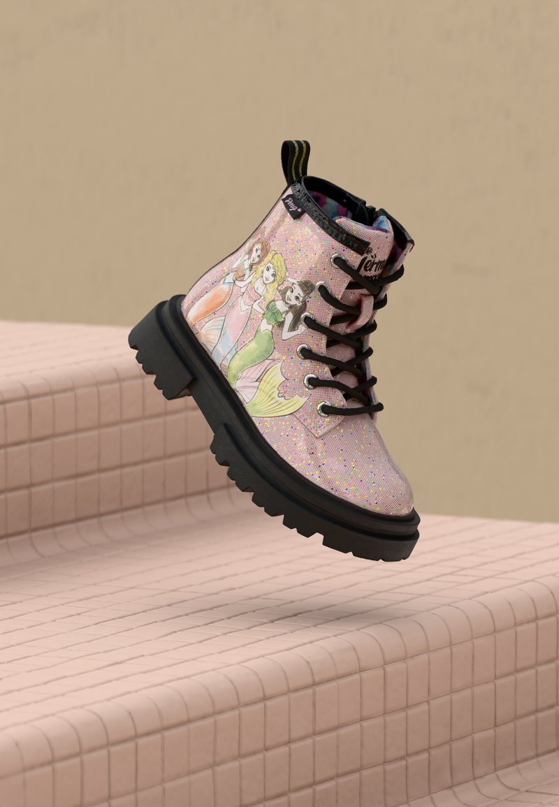 Růžové glitrové kotníkové boty s černou podrážkou, na kterých jsou ilustrace pohádkových princezen. Systém šněrování s texturovanými akcenty a poutkem pro snadné nazouvání.