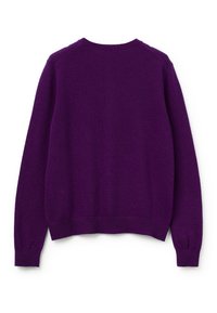 Fialový pletený svetr s kulatým výstřihem, dlouhými rukávy a žebrovanými manžetami a spodním lemem. Hladká textura a jednobarevný design bez vzorů nebo akcentů.