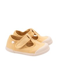 Zapatillas de lona amarillas con una correa de velcro, puntera de goma blanca y suelas texturizadas. Forma redondeada con lados recortados para ventilación.