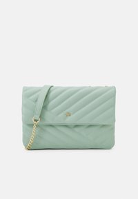 Gepolsterte mintgrüne Leder-Clutch mit einer goldenen Kettenriemen, Klappenverschluss und diagonalem Nähmuster. Kompakte, rechteckige Form.