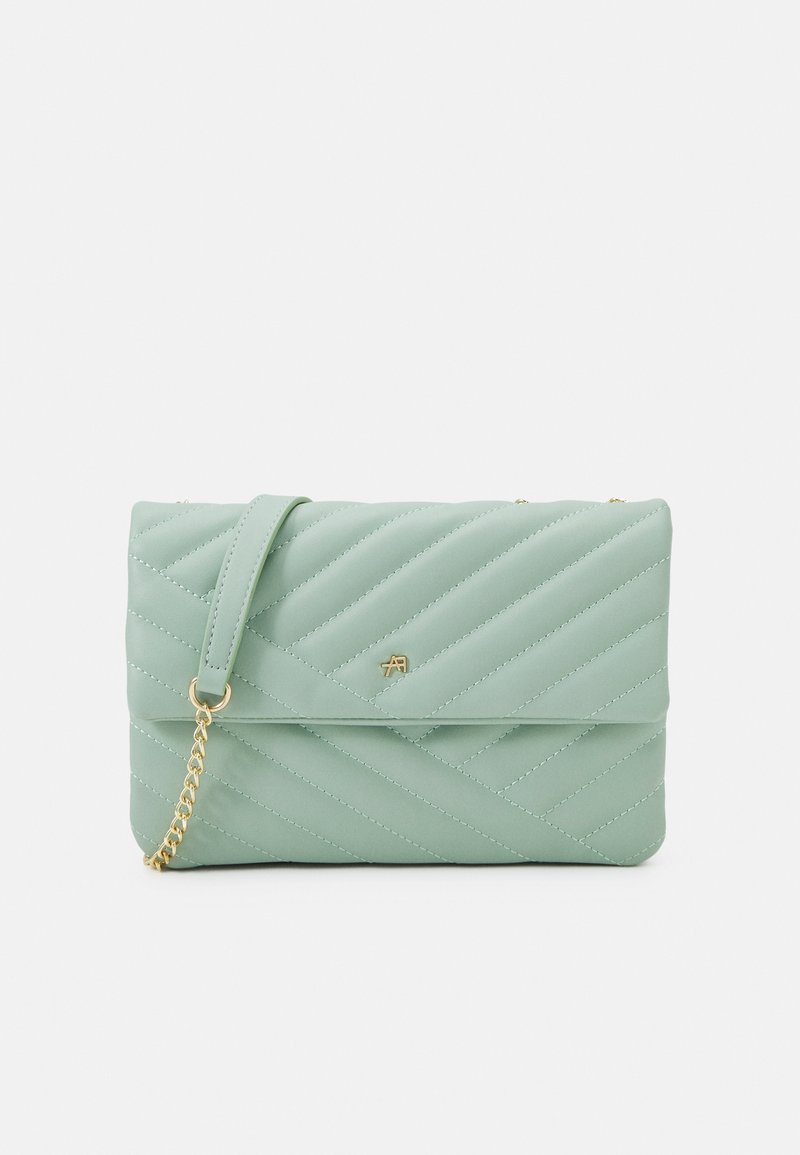 Gepolsterte mintgrüne Leder-Clutch mit einer goldenen Kettenriemen, Klappenverschluss und diagonalem Nähmuster. Kompakte, rechteckige Form.