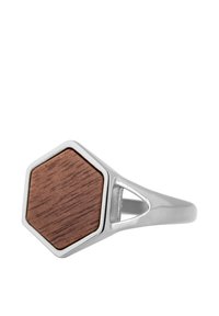 Ring met een hexagonaal ontwerp en een houten inleg, geplaatst in een gepolijste zilveren band. Oppervlak glad met contrasterende texturen.
