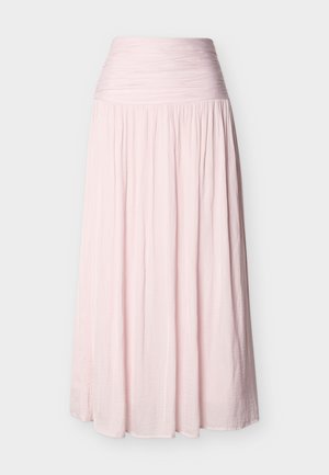Falda larga de talle alto en color rosa claro, con cintura fruncida y tela plisada y fluida que llega hasta el suelo.