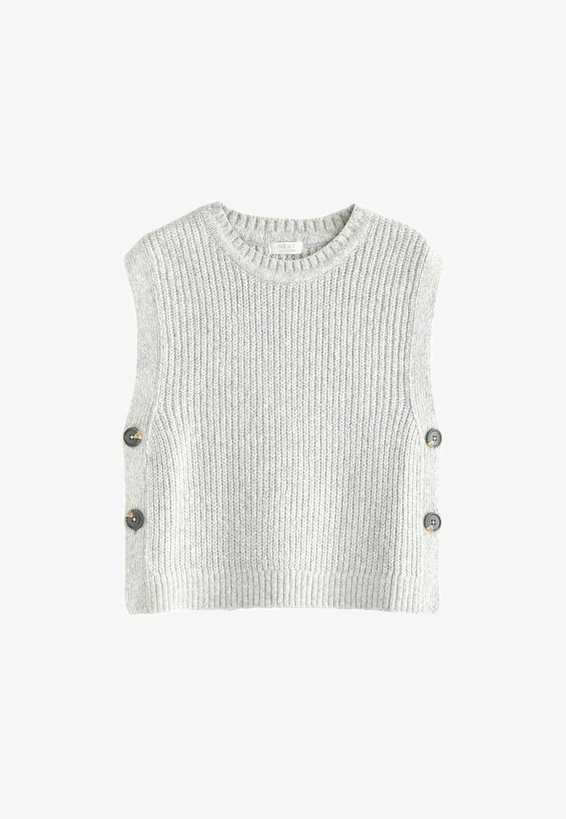 Lichtgrijze gebreide mouwloze sweater met een geribbelde textuur, voorzien van vier donkere knopen aan de zijkanten en een ronde halslijn.
