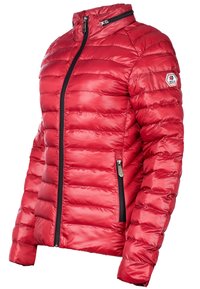 Giacca a vento rossa con trapuntatura orizzontale, colletto alto e chiusura con zip. Include tasche laterali e patch con logo sulla manica.