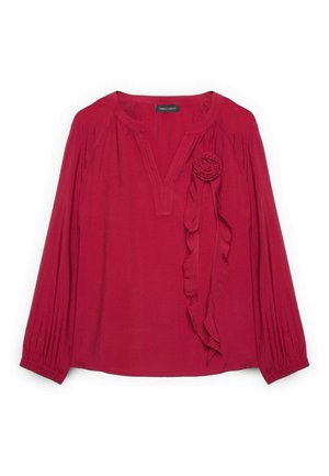 Červená dlouhý rukáv halenka s výstřihem do V, nařasenými rukávy a ozdobnou látkovou květinou s dlouhými stuhami na levé straně hrudi.