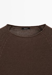 Pull brun en maille avec col rond, manches raglan et une étiquette Massimo Dutti à l'intérieur du col.