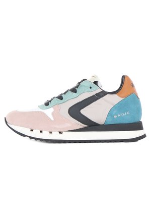 Niski sneaker w kolorach beżowym, różowym, miętowym, czarnym i brązowym z czarnymi sznurowadłami, białą podeszwą i napisem "MAGIC" na bocznej części pięty.