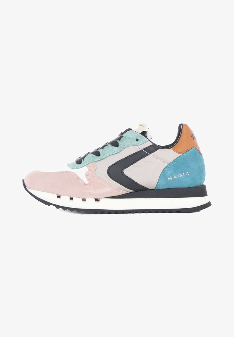 Baskets basses en beige, rose, turquoise, noir et marron avec des lacets noirs, une semelle blanche et le texte "MAGIC" sur le talon.