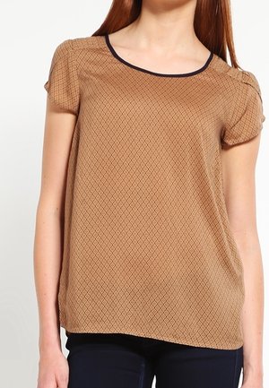 Bruine top met korte mouwen en een gestructureerd diamantenpatroon, voorzien van een navyblauwe halslijn, gemaakt van lichtgewicht stof. Recht model.