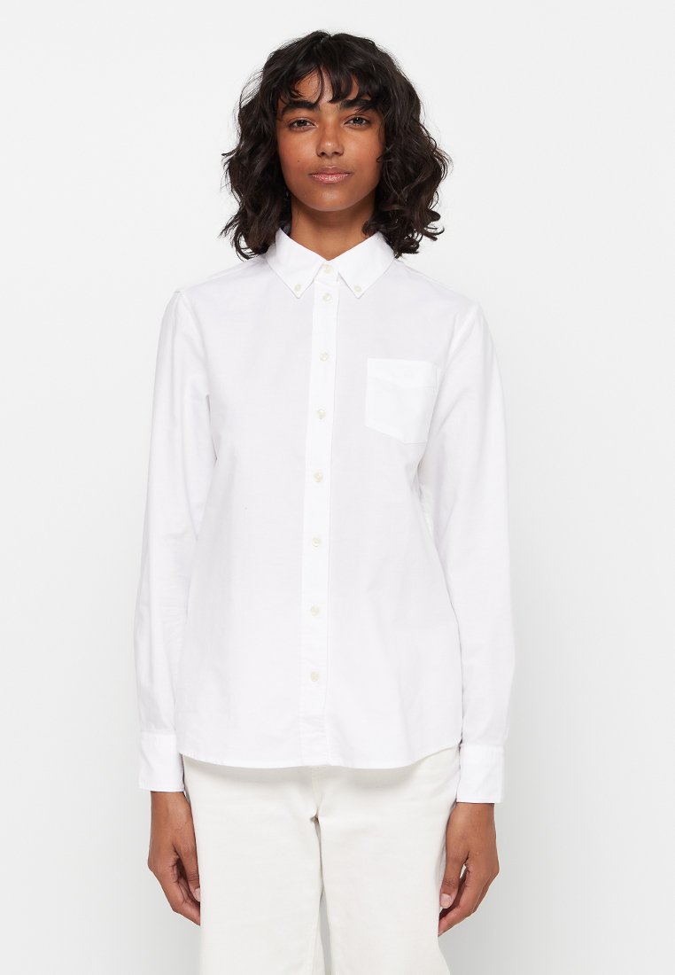 Weißes Langarm-Hemd mit Knöpfen aus Baumwolle; es hat einen Kragen, eine Brusttasche und eine normale Passform mit glatter Textur.