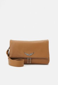 Ruskea nahkainen clutch-laukku, jossa on sileä pinta. Koristeena metallinen siipisymboli ja vetoketjullinen tasku. Mukana irrotettava hihna.