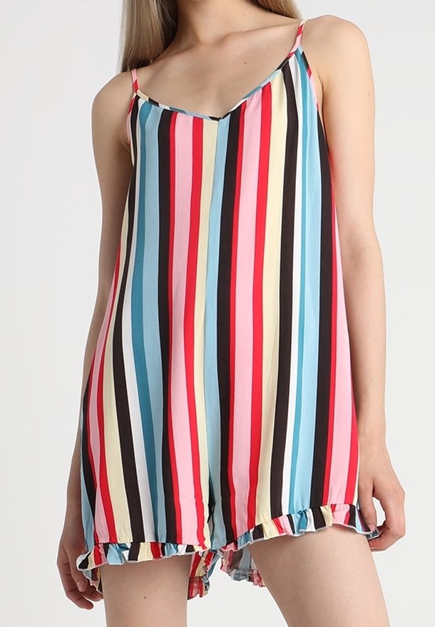 Un combishort à rayures multicolores avec des bretelles fines, présentant un décolleté en V et un ourlet volanté. Les couleurs incluent le rouge, le bleu, le jaune et le noir.