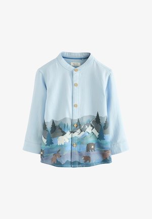 Svijetloplava košulja dugih rukava s okruglim ovratnikom, koja se ističe šarenim printom na temu prirode s planinama, drvećem i divljim životinjama na rubu.