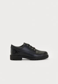 Μαύρα δερμάτινα παπούτσια με στρογγυλή μύτη, σχέδιο με κορδόνια και υφή στη σόλα. Διαθέτουν διακριτή ραφή και λογότυπο στη φτέρνα.