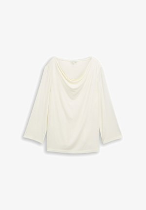 Top color crema con escote redondeado y frente drapeado, con mangas tres cuartos y una textura suave y lisa.