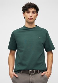 Ciemnozielona koszulka z krótkim rękawem z mieszanki bawełny, z okrągłym dekoltem i małym haftowanym logo "II" na lewej piersi.