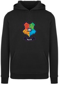 Fekete kapucnis pulóver, amelyen egy színes Hogwarts címer látható házi szimbólumokkal, kenguruzsebbel, valamint bordázott ujjak és alj. Puha szövet textúra.