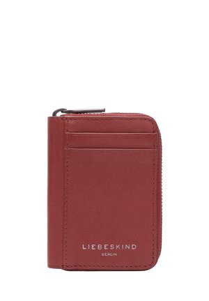 Portafoglio in pelle rossa con chiusura a zip, diversi scomparti per carte e branding in rilievo sulla parte anteriore. Texture liscia e opaca e design compatto.