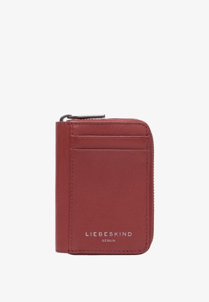 Rote Lederbörse mit Reißverschluss, mehreren Kartenfächern und geprägtem Logo auf der Vorderseite. Glatte, matte Oberfläche und kompaktes Design.