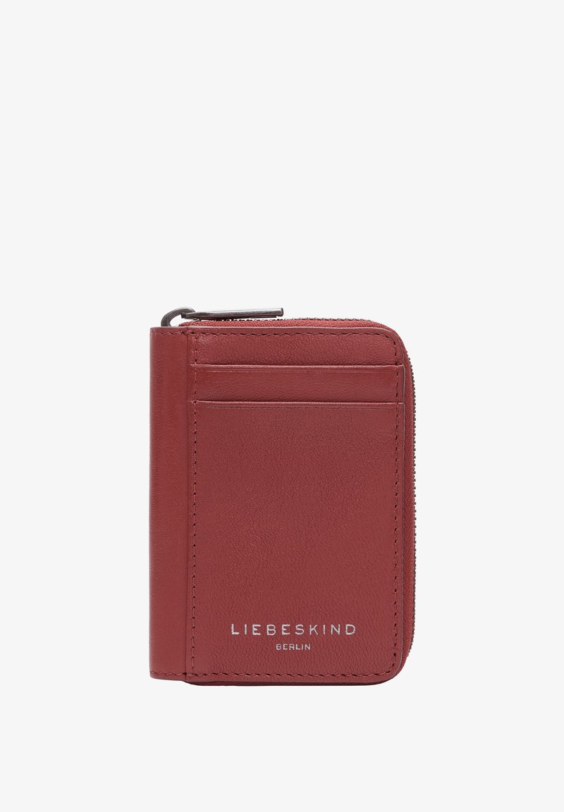 Rood leren portefeuille met een ritsluiting, meerdere kaartsleuven en gegraveerde branding aan de voorkant. Gladde, matte textuur en compact ontwerp.