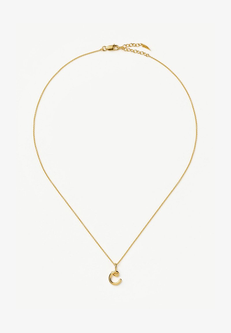 Λεπτό χρυσό κολιέ αλυσίδας με μικρό χρυσό μενταγιόν σε σχήμα γράμματος "C" και κούμπωμα με καβουράκι σε λευκό φόντο.