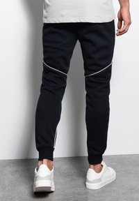 Ombre JOGGERS OM-PASK - Jogginghose - black