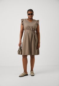 ONLY Carmakoma CARJUPITER LIFE FRILL DRESS  - Denní šaty - walnut