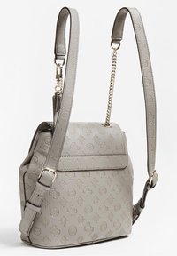 Sac à main en cuir embossé gris avec une forme structurée, une bandoulière réglable et un détail de chaîne décorative. Présente des motifs de logo subtils.