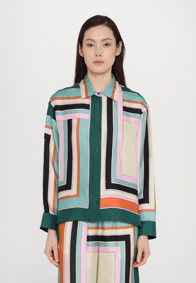 Blouse à motifs multicolores avec des manches longues et un devant boutonné. Présente des rayures géométriques en vert, rose, orange et noir.