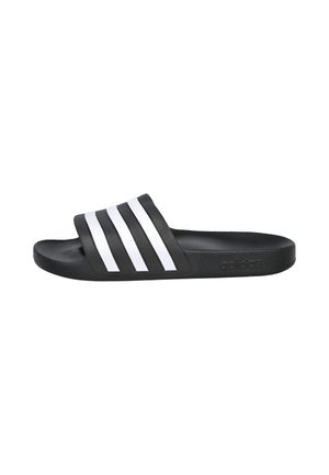 Sandalia tipo slide negra de Adidas con tres rayas blancas en la correa superior y plantilla texturizada.