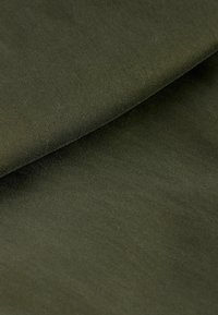 Țesătură de un verde măsliniu închis, cu o textură netedă și o țesătură fină și uniformă; prezintă un ușor luciu și pliuri. Potrivită pentru îmbrăcăminte sau tapițerie.