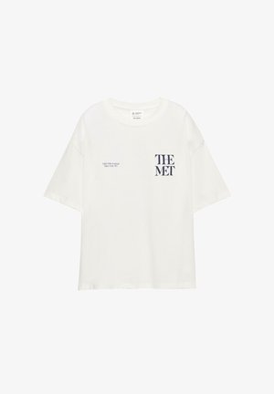 Biała koszulka z krótkim rękawem z czarnym napisem "THE MET" oraz "1000 Fifth Avenue New York, NY" na piersi.
