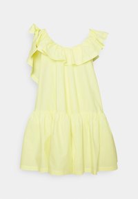 Robe jaune sans manches avec encolure bardot à volants et jupe froncée, présentée sur un fond clair uni.