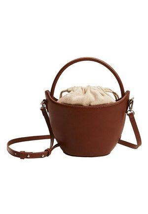 Brązowa skórzana torba typu bucket z zaokrąglonym uchwytem, regulowanym paskiem na ramię oraz beżowym materiałowym woreczkiem ze ściągaczem w środku.