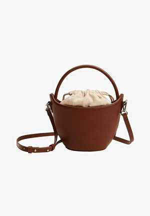 Brązowa skórzana torba typu bucket z zaokrąglonym uchwytem, regulowanym paskiem na ramię oraz beżowym materiałowym woreczkiem ze ściągaczem w środku.