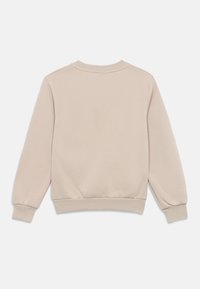 Világos bézs színű környakú pulóver hosszú ujjakkal, bordázott mandzsettával és szegéllyel. Puha anyag textúra, minimalista dizájn. Nincs látható logó.