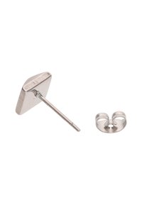 Metallohrringe mit quadratischem Stecker und einer Schlaufe zum Schließen, die eine gebürstete Silberoberfläche und polierte Kanten zeigen.