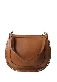 Sac à épaule en cuir marron avec une finition texturée, ornée de clous dorés le long du bord inférieur et d'une sangle plate ajustable.