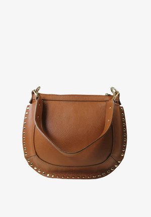 Bruine leren schoudertas met een gestructureerde afwerking, voorzien van gouden studs langs de onderrand en een vlakke, verstelbare schouderband.