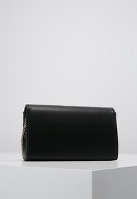 Svart läderkuvert med rektangulär form, med en kedjeaccent på ena sidan. Slät textur, inga synliga mönster eller logotyper.