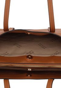 Borsa a tracolla in pelle marrone con due manici superiori, chiusura con cerniera e interno in tessuto con motivo a logo ripetuto.