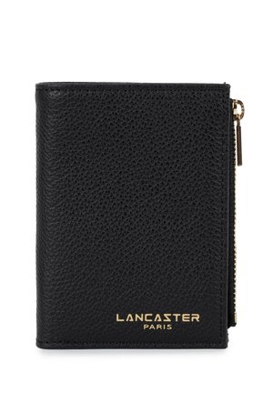 Portefeuille en cuir noir texturé avec une fermeture éclair dorée sur le côté droit et le logo Lancaster Paris doré en bas au centre.