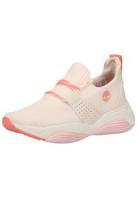 Ljusrosa sportskor med en texturerad tygöverkonstruktion, elastiska band, perforerad detaljering och en formad vit och rosa sula.