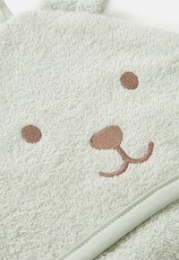 Kapuzentuch aus weichem mintgrünem Frottee, mit einem Bärenkopf-Design, das bestickte braune Augen und Nasenakzente aufweist.