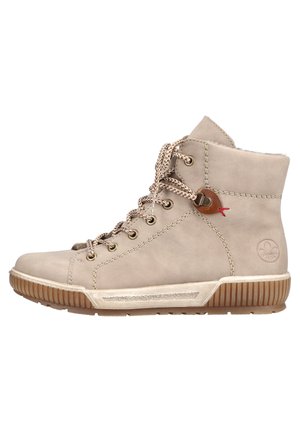 Beige leren enkellaarsjes met metalen oogjes, gestructureerde veters, rubberen zool, contrasterende bruine accenten en gestikte details aan de zijkanten.
